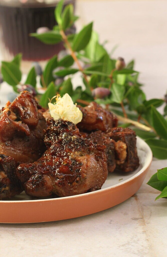 Agneau mariné au vin rouge