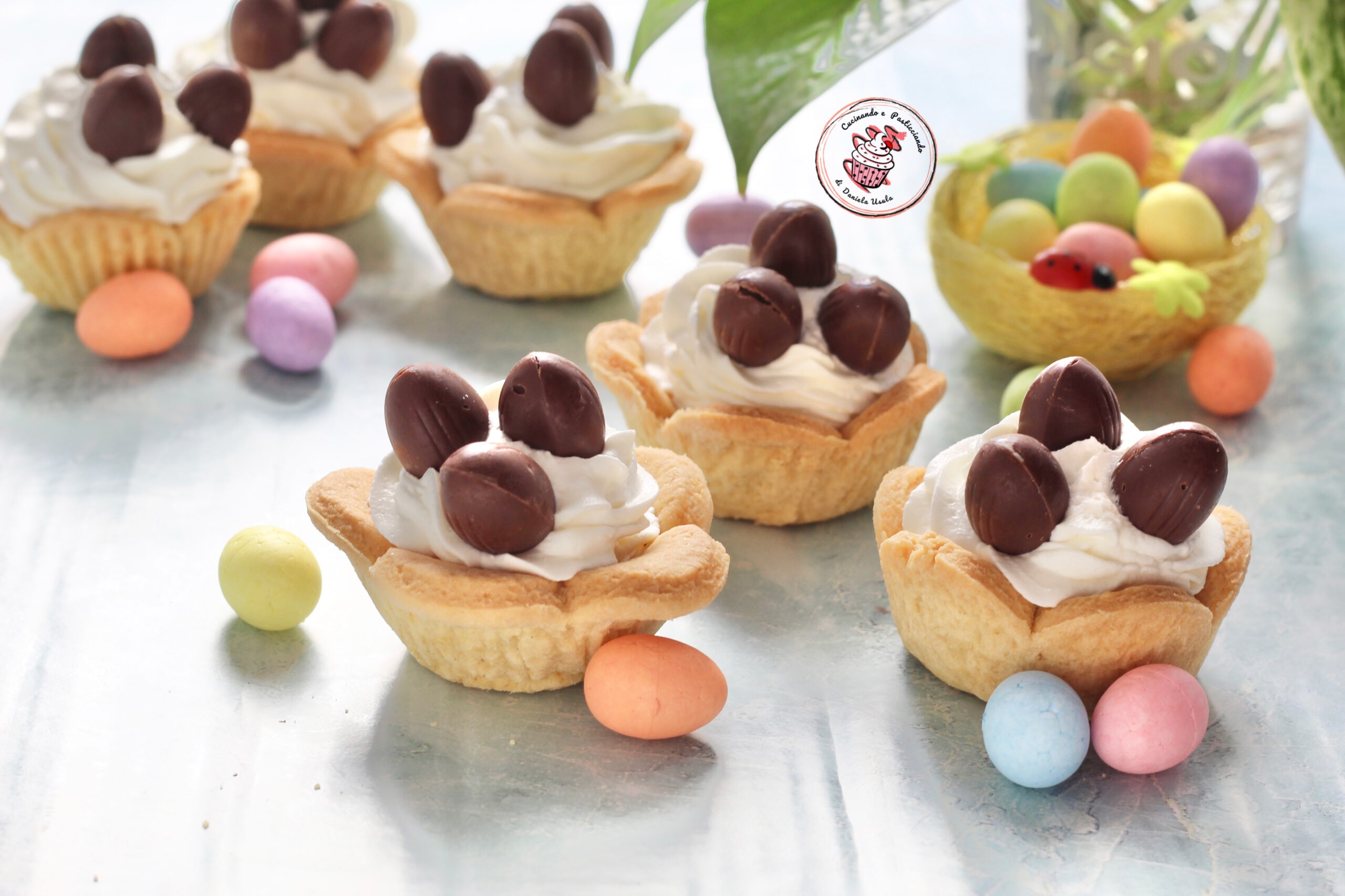 Paniers de pâte sablée avec crème de ricotta et œufs en chocolat