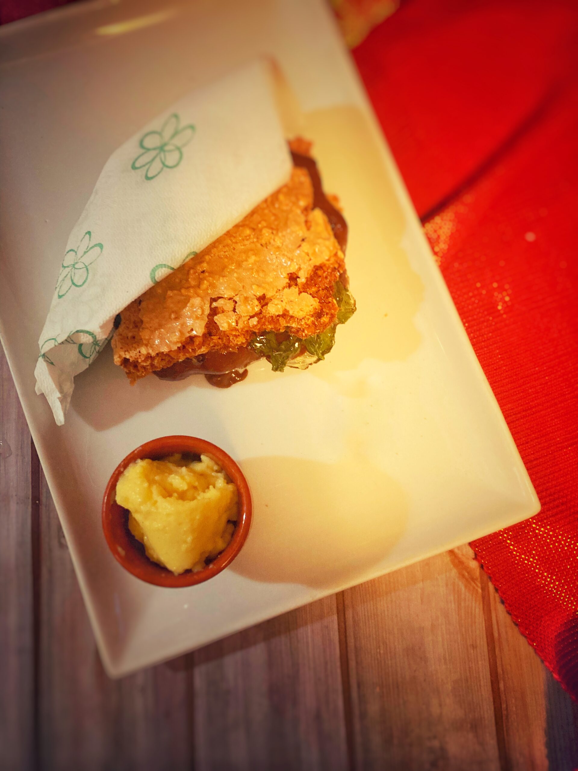 Sandwich sucré avec mousse au chocolat, gel de menthe et crème pâtissière au cardamome