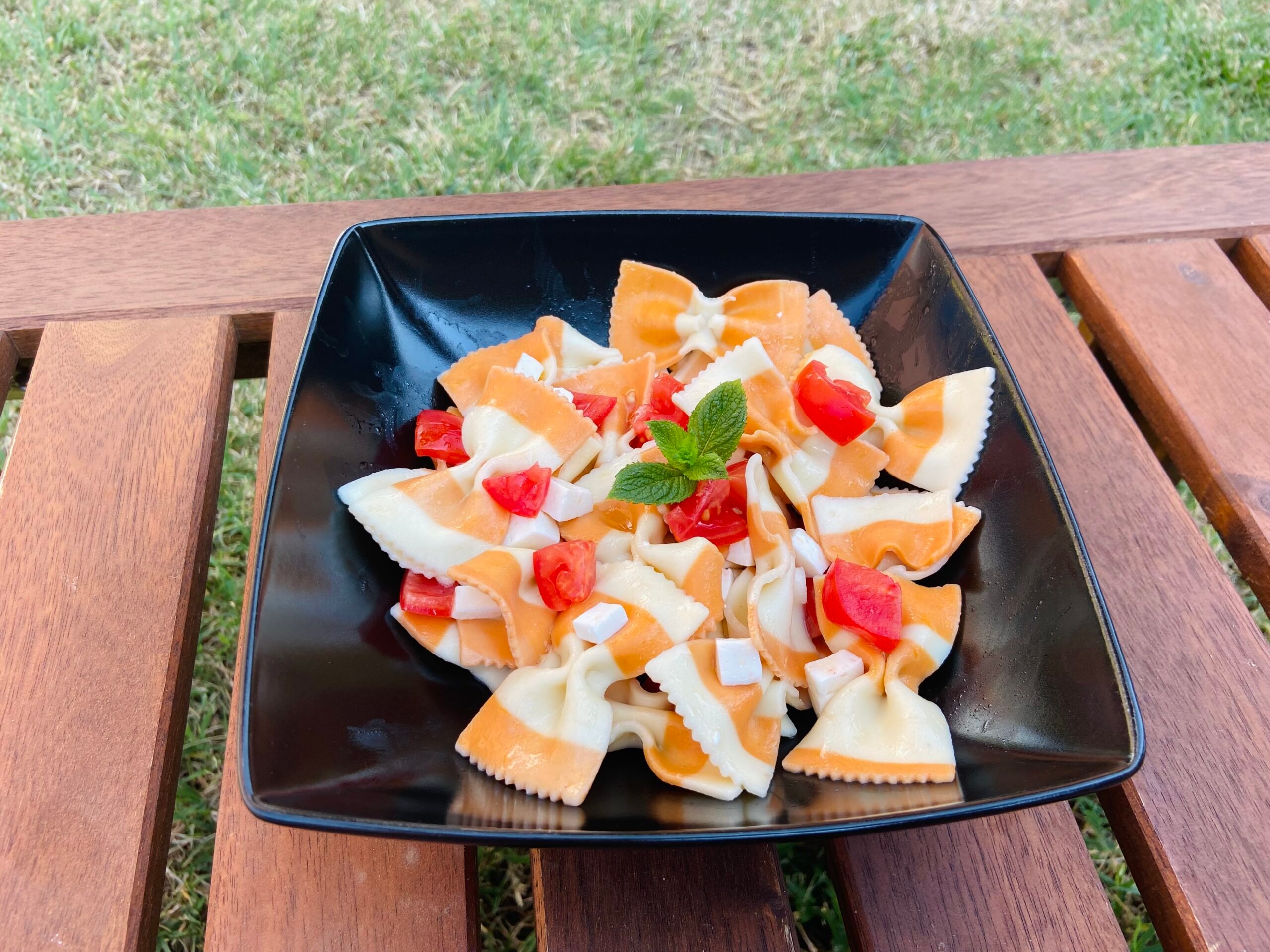 Farfalle avec primo-sale, menthe et tomates cerises