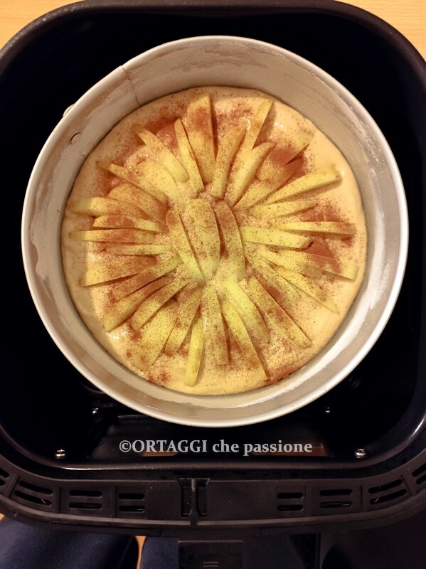 insérer le gâteau dans le panier de la friteuse à air