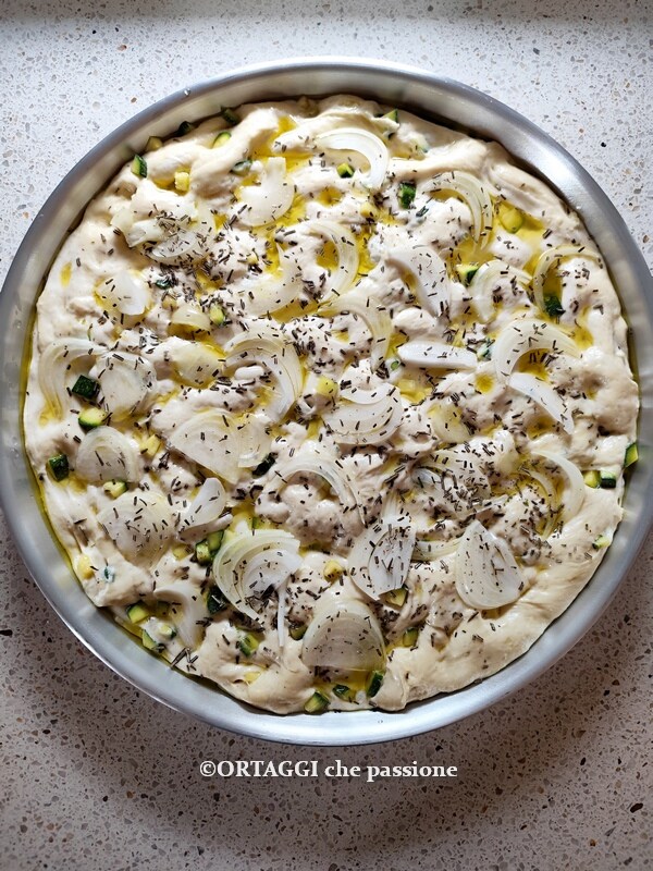 laisser lever la focaccia avec courgettes et oignons