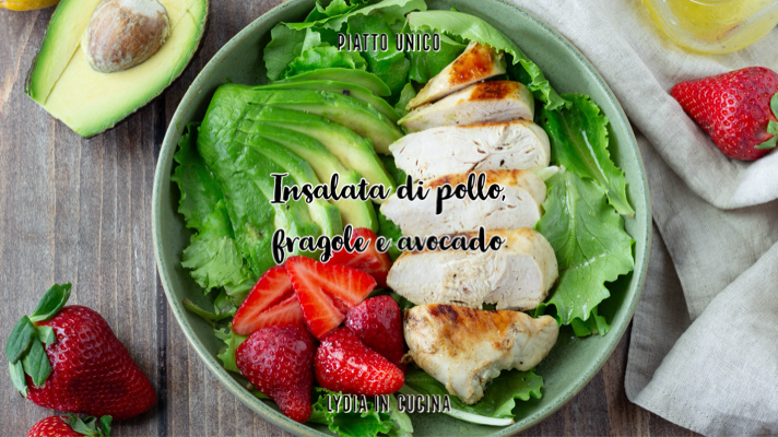 Salade de poulet, fraises et avocat