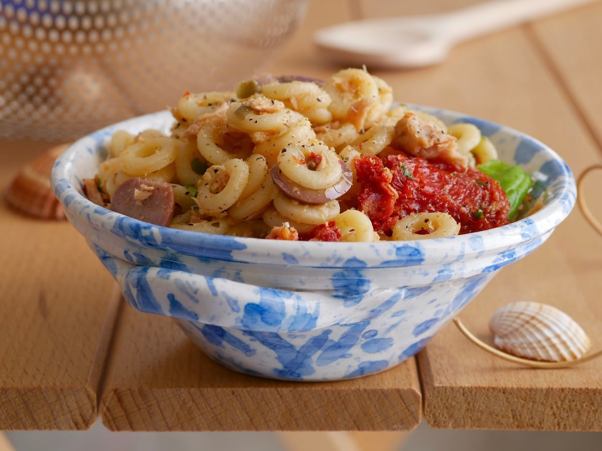 Anelletti siciliani avec thon, tomates cerises, olives et câpres
