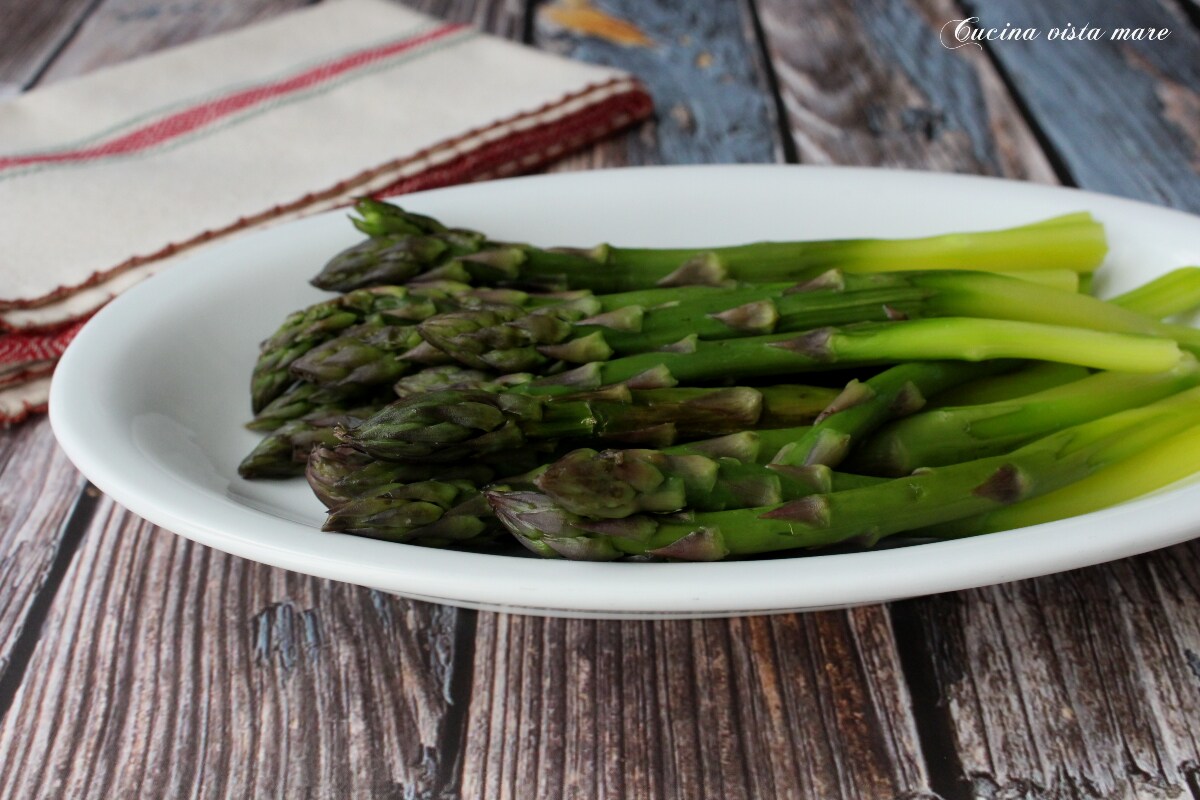 Asperges à la vapeur au micro-ondes