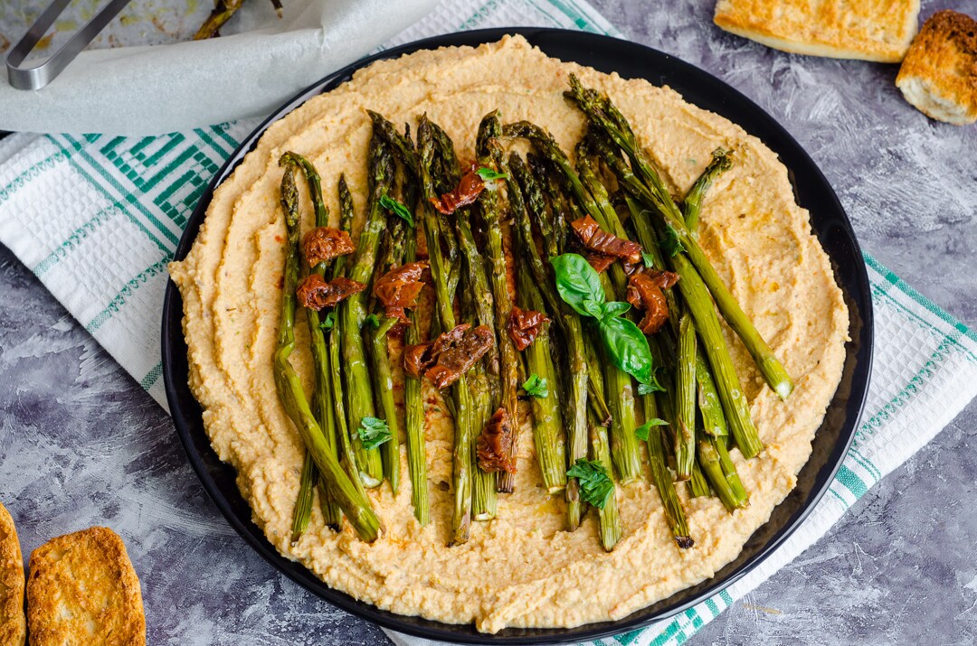 Asperges au four avec houmous de tomates séchées