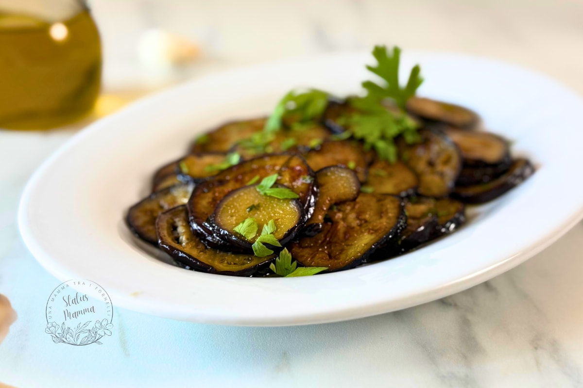 Aubergines à la poêle prêtes en 15 minutes – accompagnement astucieux, moelleux et parfumé