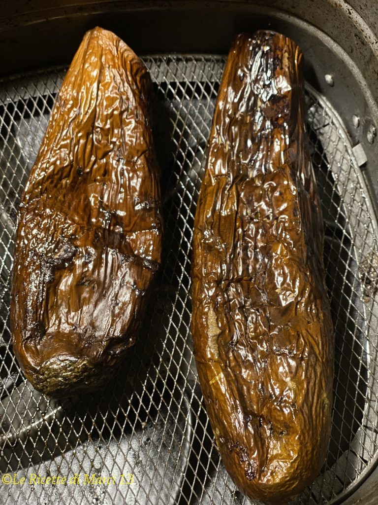 Aubergines entières en friteuse à air en salade cuites