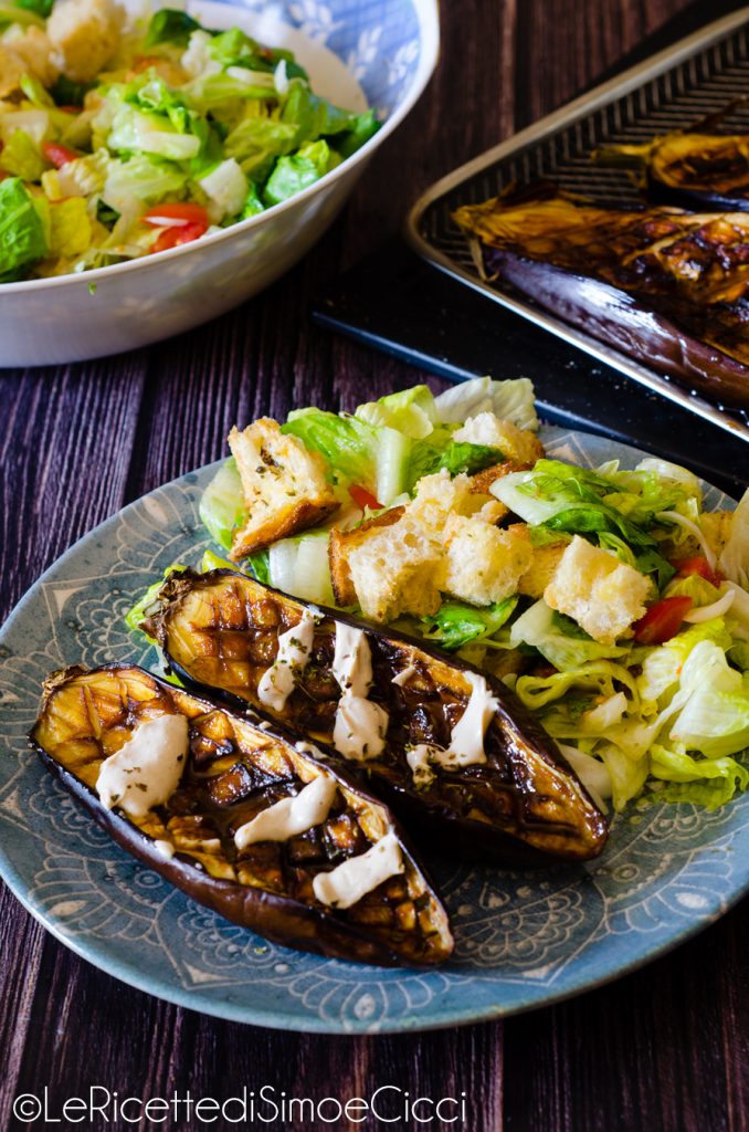 Aubergines glacées au miso dans la friteuse à air avec salade et sauce tahini