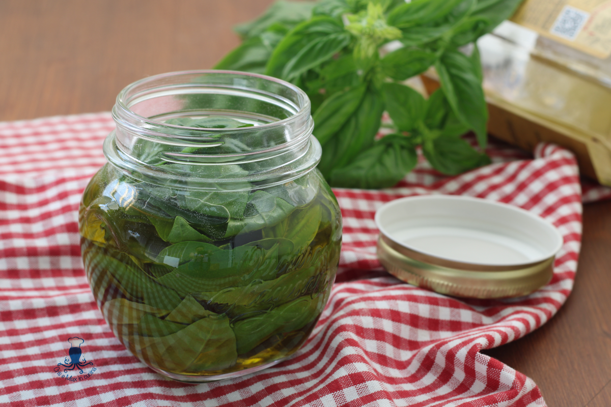 Basilic sous huile, une façon simple de conserver le basilic.