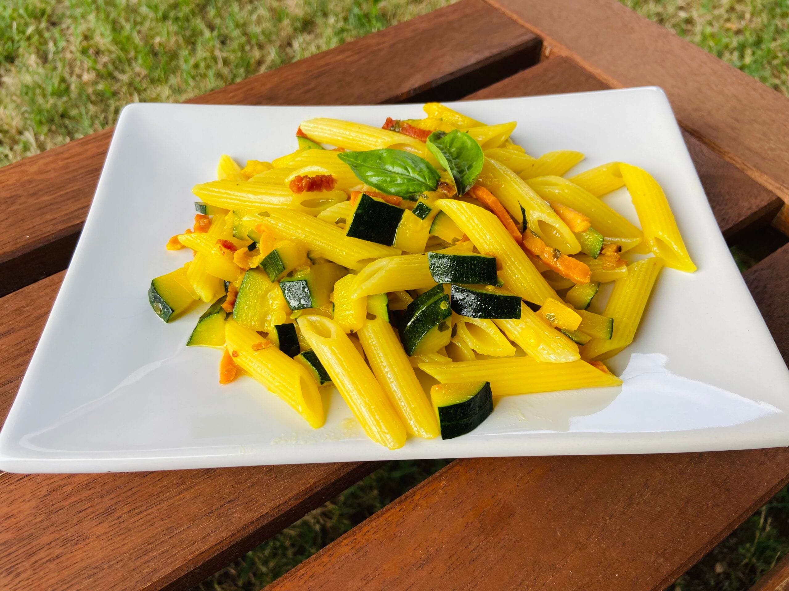 Pâtes froides courgettes speck et safran