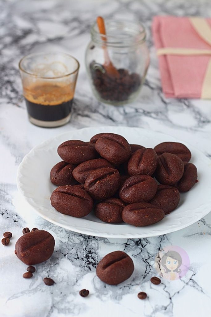 BISCUITS EN FORME DE GRAINS DE CAFÉ AUSSI AVEC LE THERMOMIX