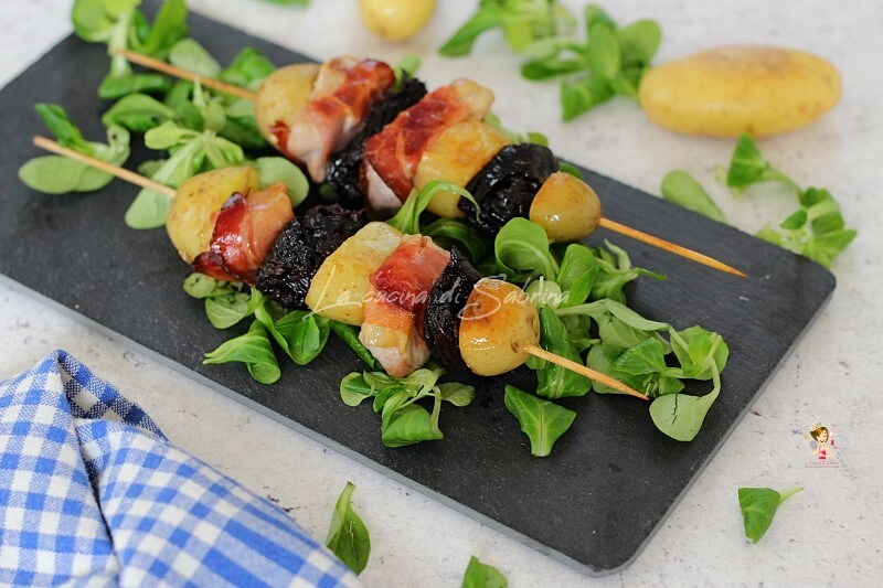 Brochettes de porc au speck et aux pruneaux
