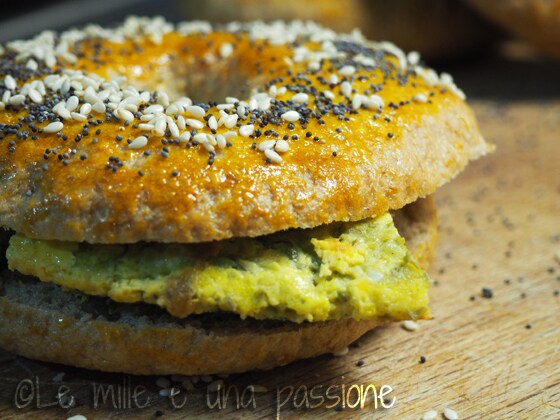 Bagels avec omelette aux pousses de navet