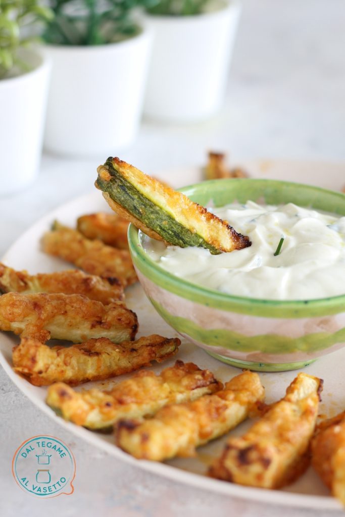 courgettes coupées en bâtonnets passées dans la farine de riz avec fromage et cuites à la friteuse à air servies avec la sauce au yaourt