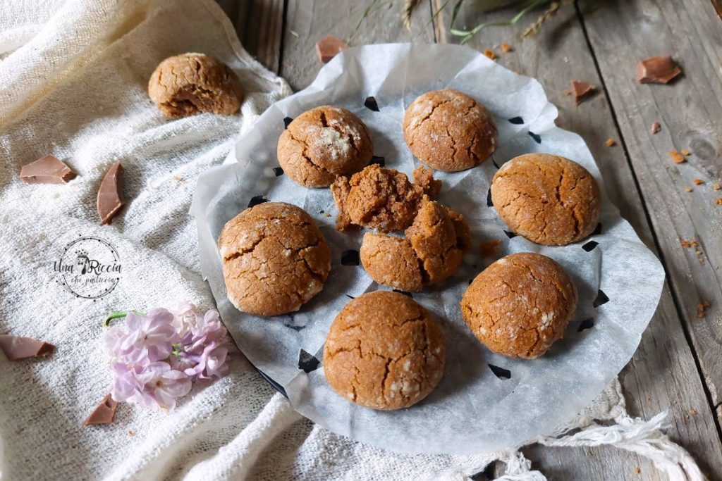 Biscuits au chocolat dans la friteuse à air couverture