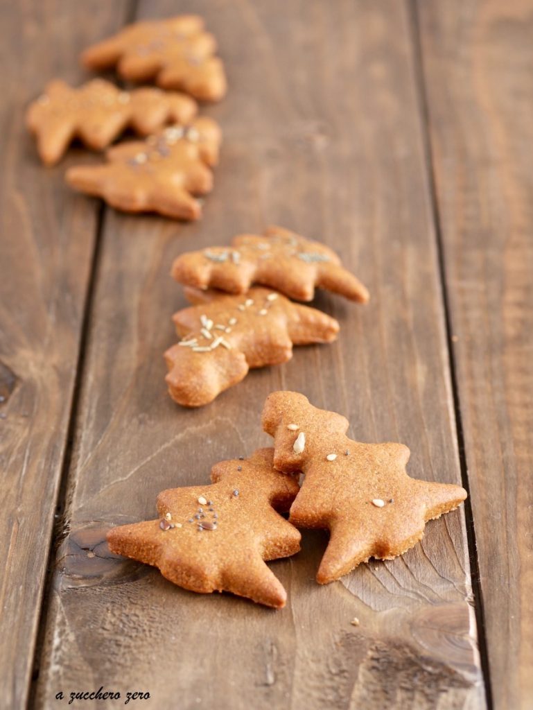 Biscuits complets épicés au curcuma avec des herbes aromatiques et des graines mélangées
