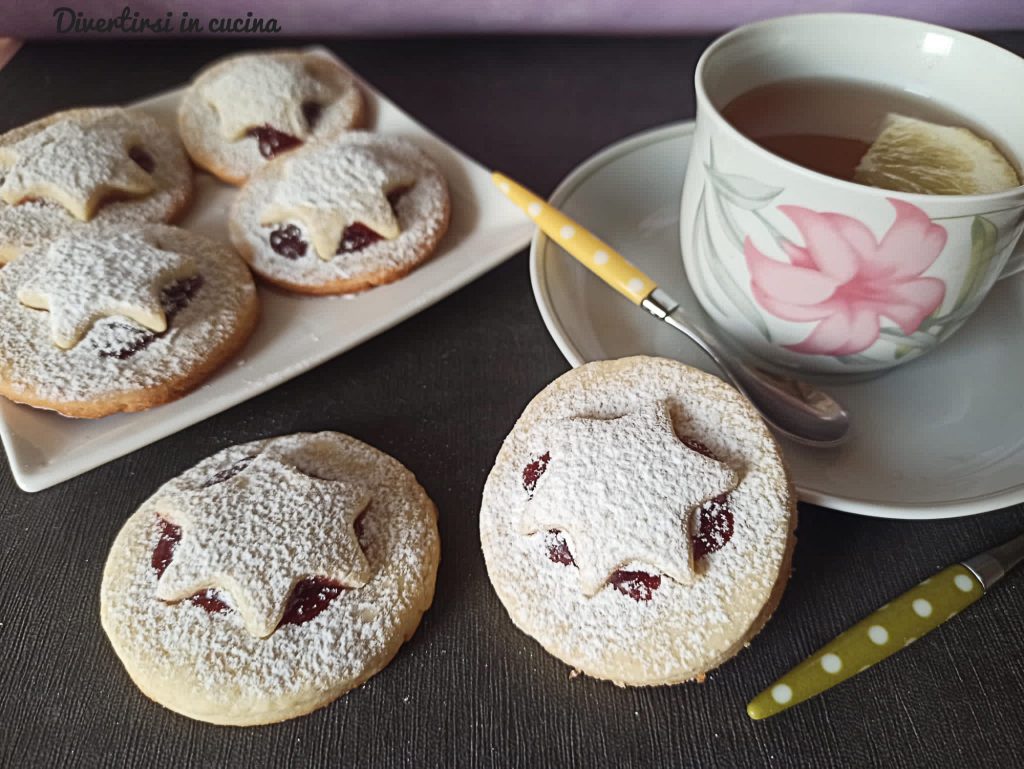 Biscuits étoile fourrés à la confiture