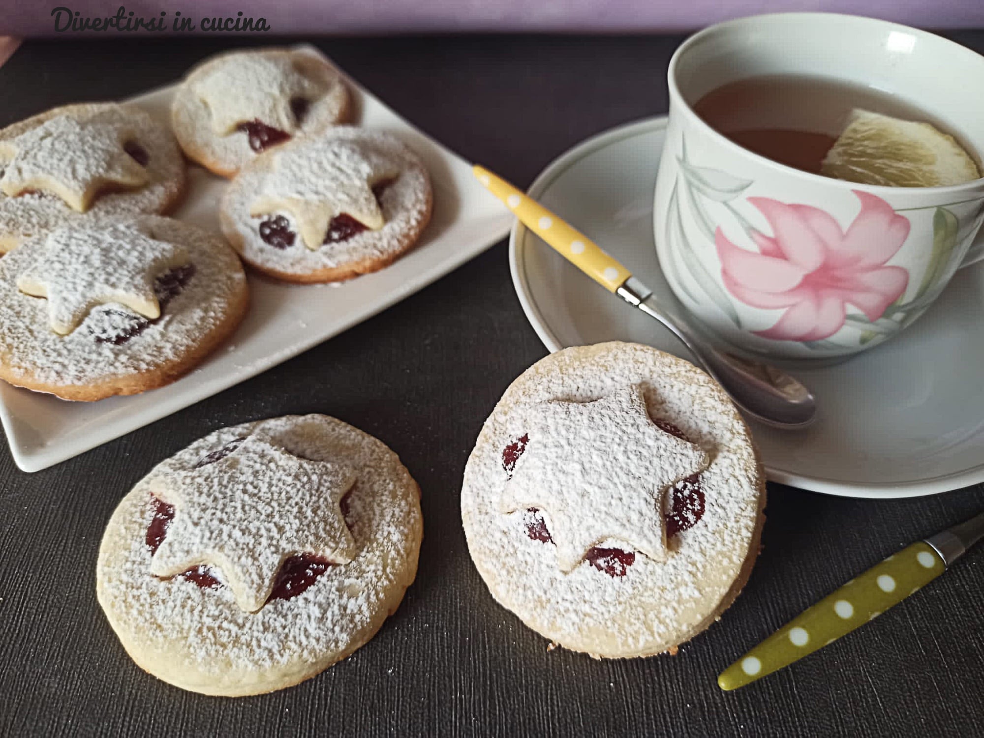 Biscuits étoile fourrés à la confiture