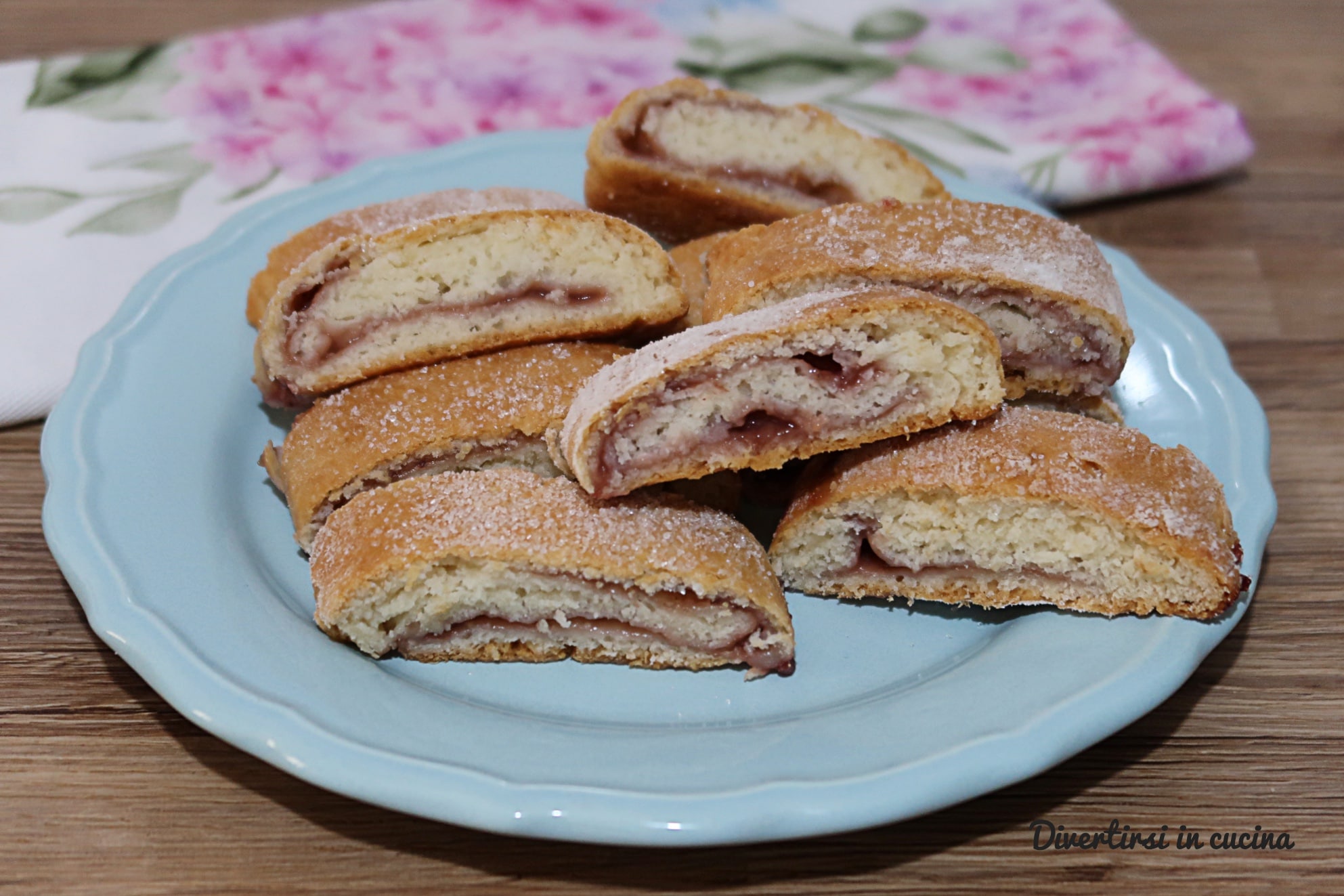 Biscuits roulés à la confiture moelleux
