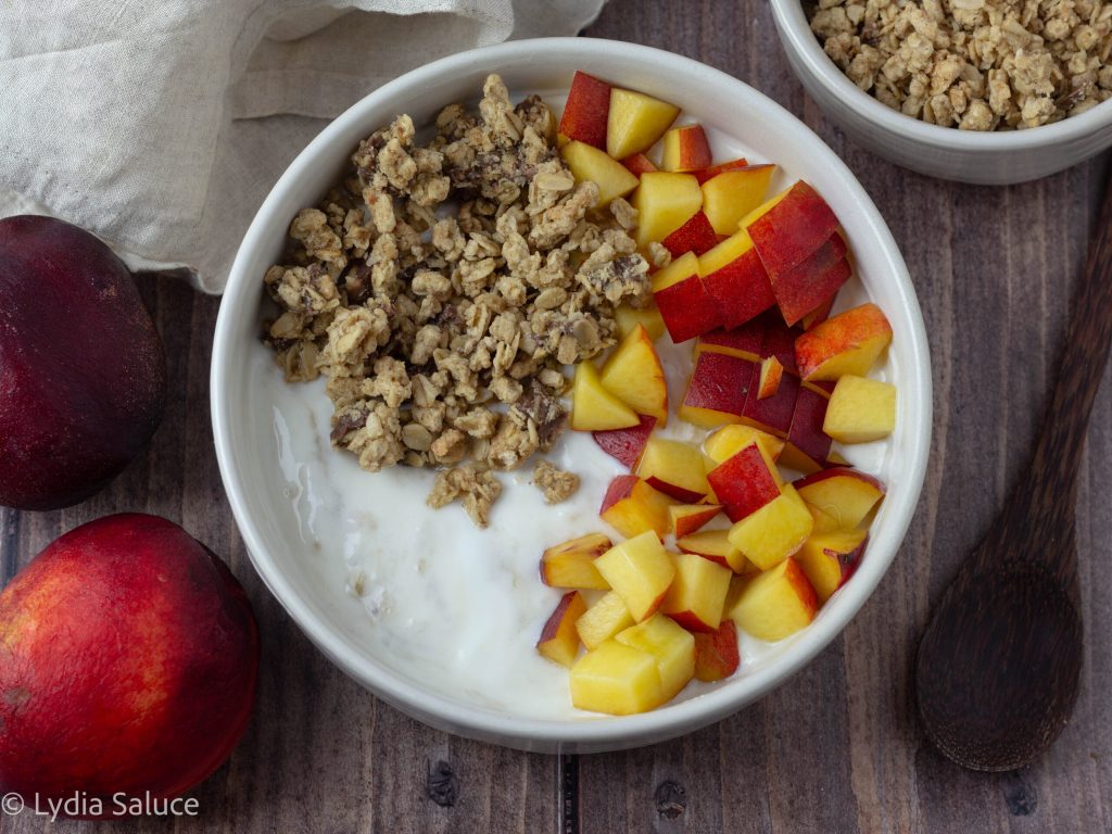 Bol de yaourt aux pêches et granola