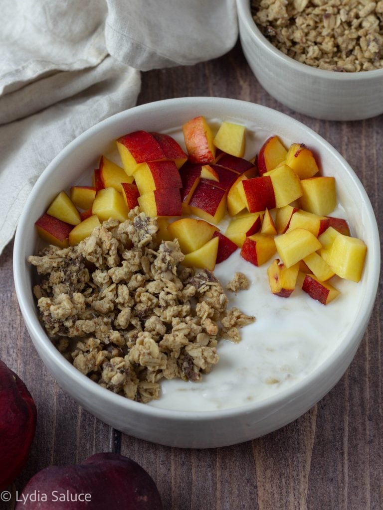 Bol de yaourt aux pêches et granola