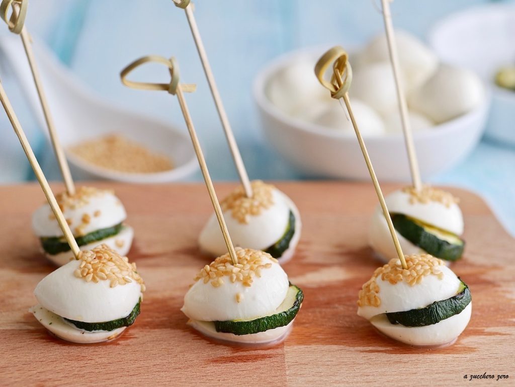Bouchées de mozzarella avec courgettes grillées et sésame