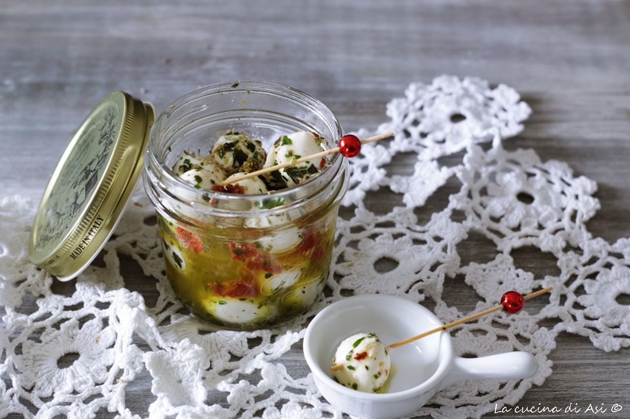 Boules de mozzarella marinées