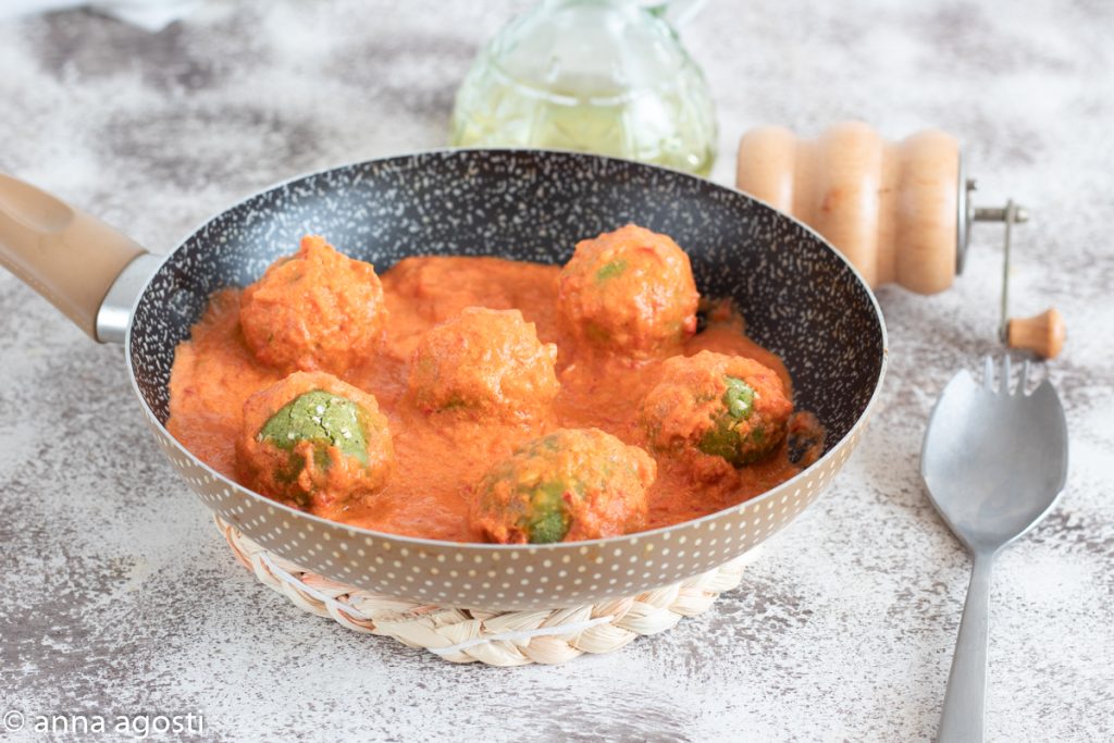 Boulettes de pois et d'avoine avec sauce aux poivrons