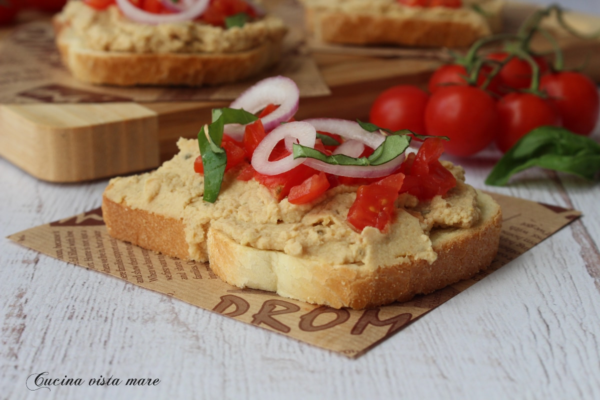 Bruschette crème de pois chiches et tomates cerises