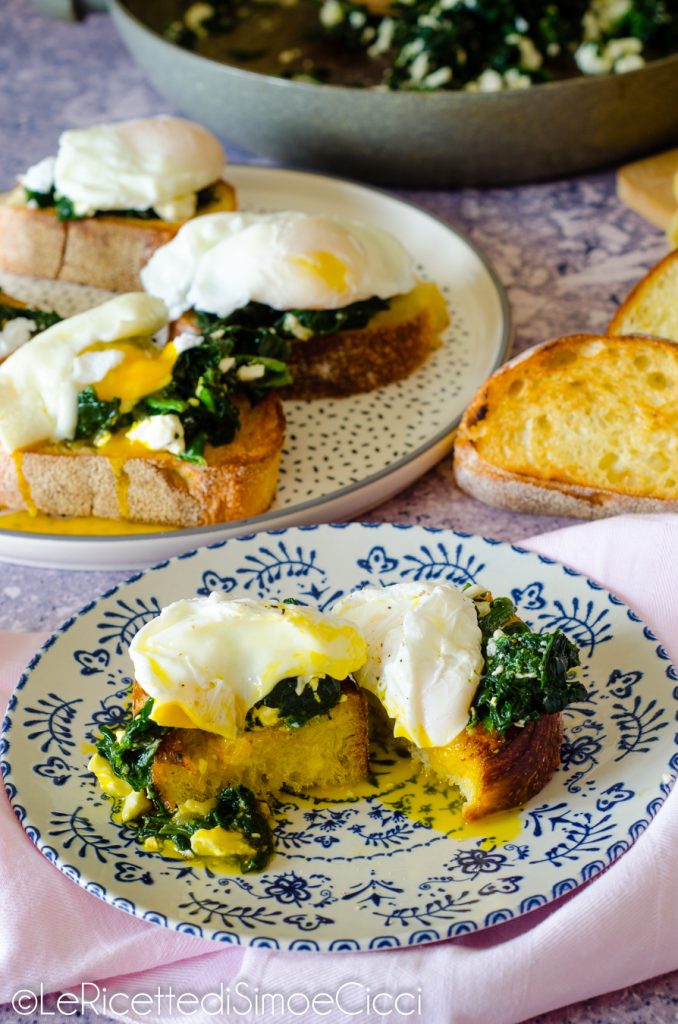 Bruschettes aux épinards, feta et œufs pochés