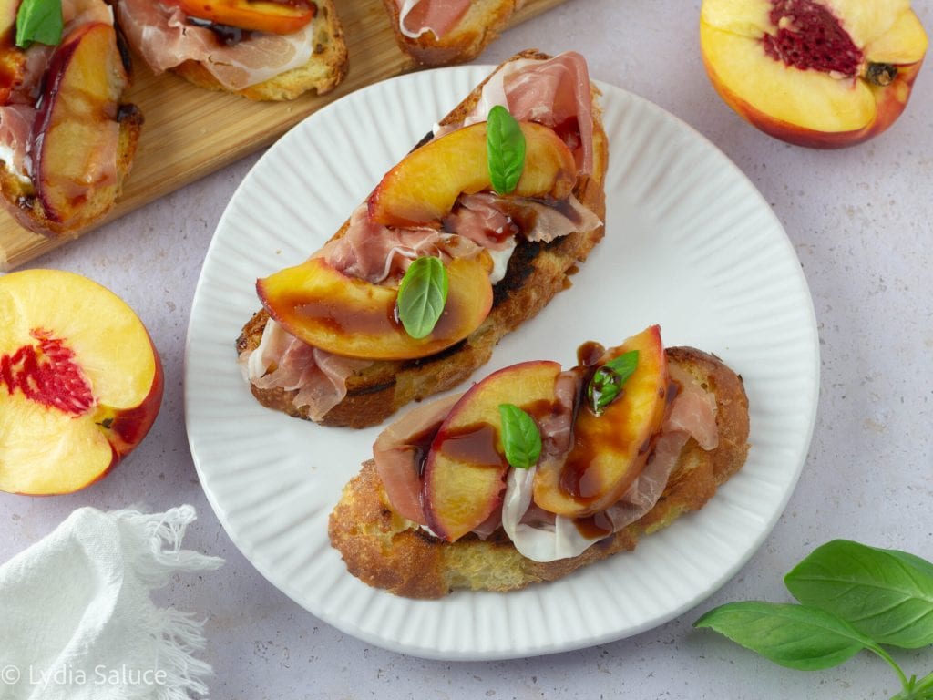 Bruschettes estivales avec pêches, jambon cru et burrata