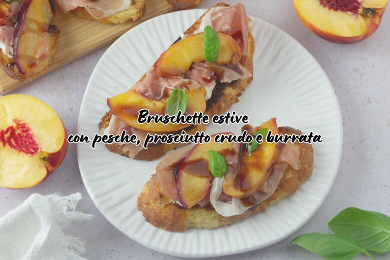 Bruschettes estivales avec pêches, jambon cru et burrata