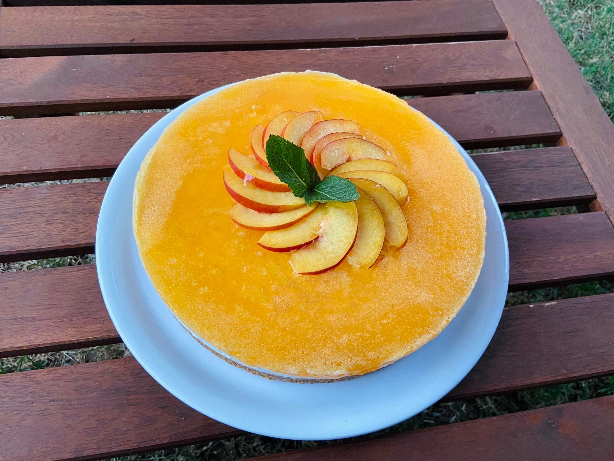 Gâteau froid au yaourt et aux pêches