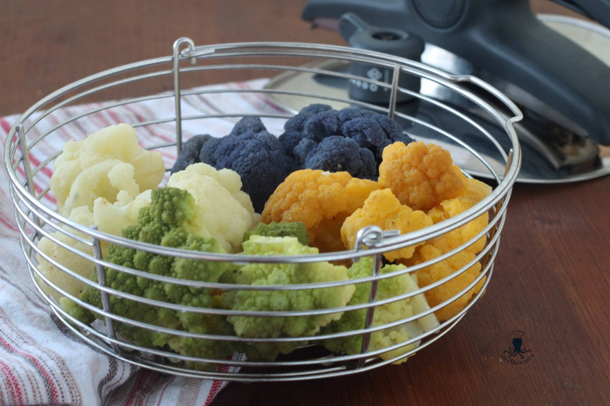 Choux-fleurs colorés à la vapeur dans la cocotte-minute