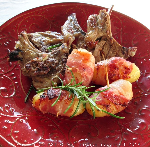 Côtes d'agneau grillées avec pommes de terre savoureuses