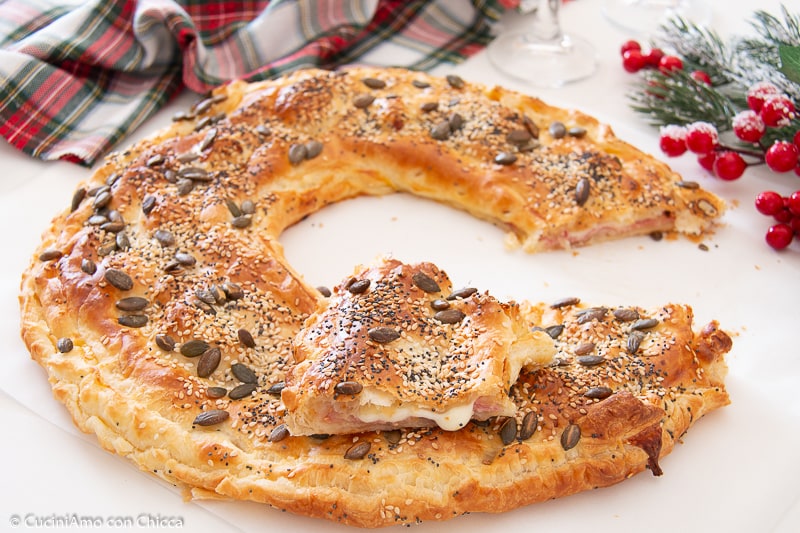 COURONNE DE PÂTE FEUILLETÉE farcie avec jambon et fromage