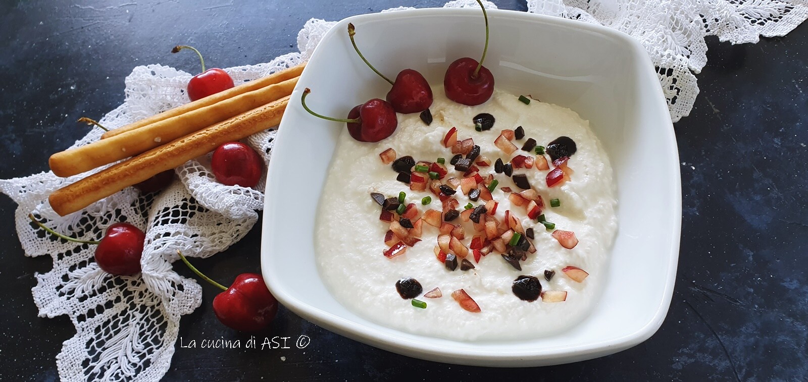 Crème de bufflonne avec cerises ciboulette et olives noires