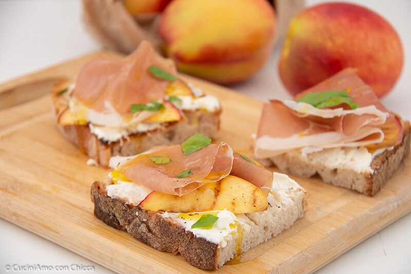 Crostini avec chèvre, pêches et jambon cru