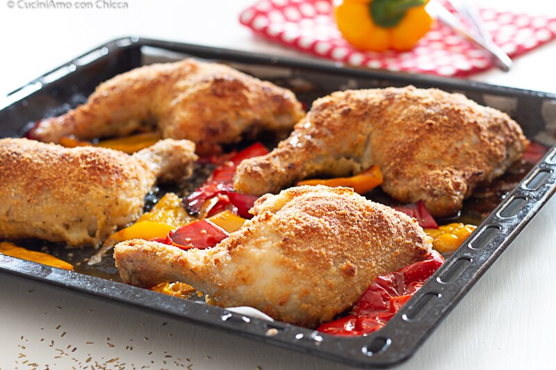 CUISSES DE POULET PANÉES AU FOUR AVEC POIVRONS