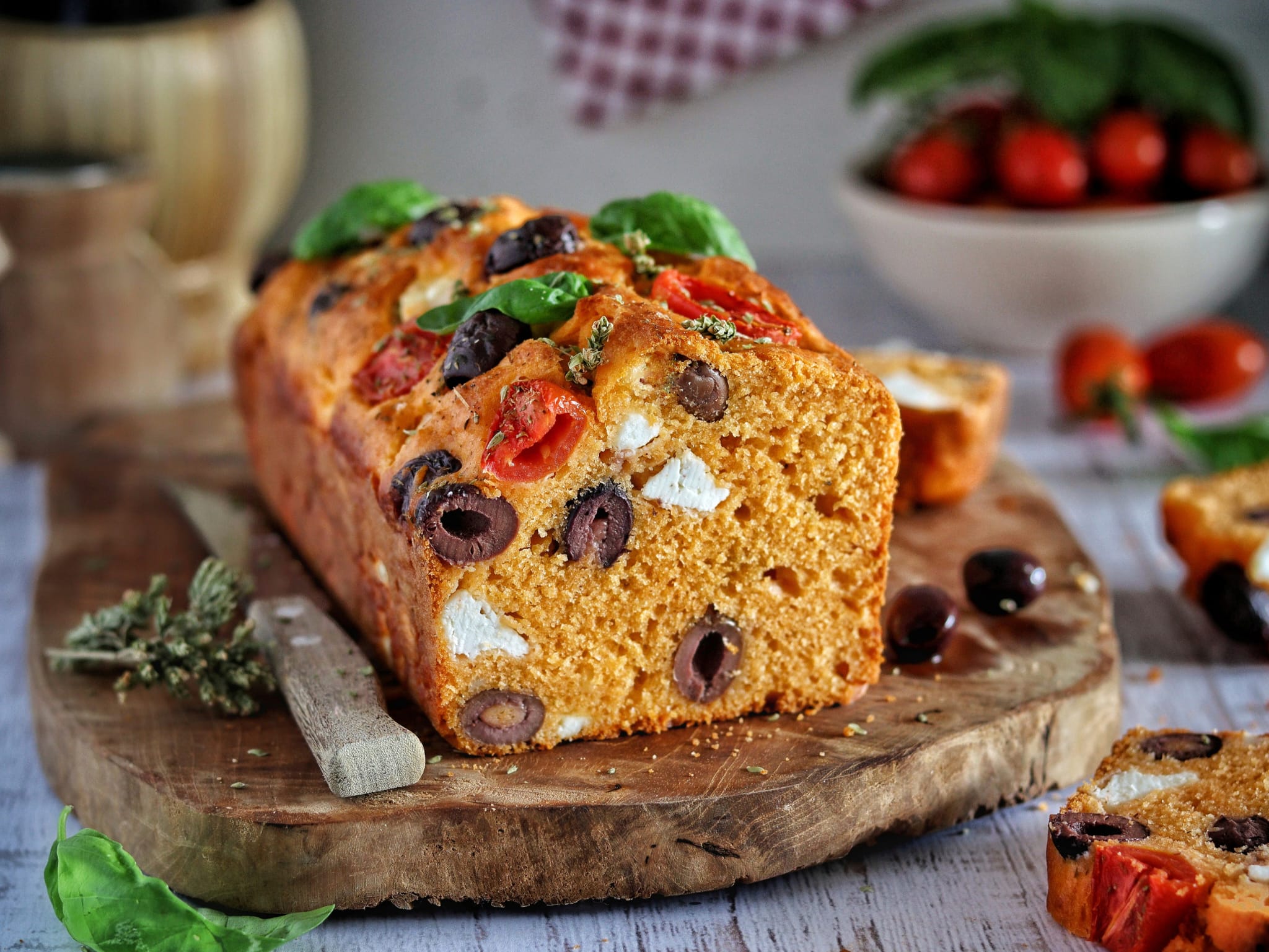 Cake salé à la tomate avec olives et feta