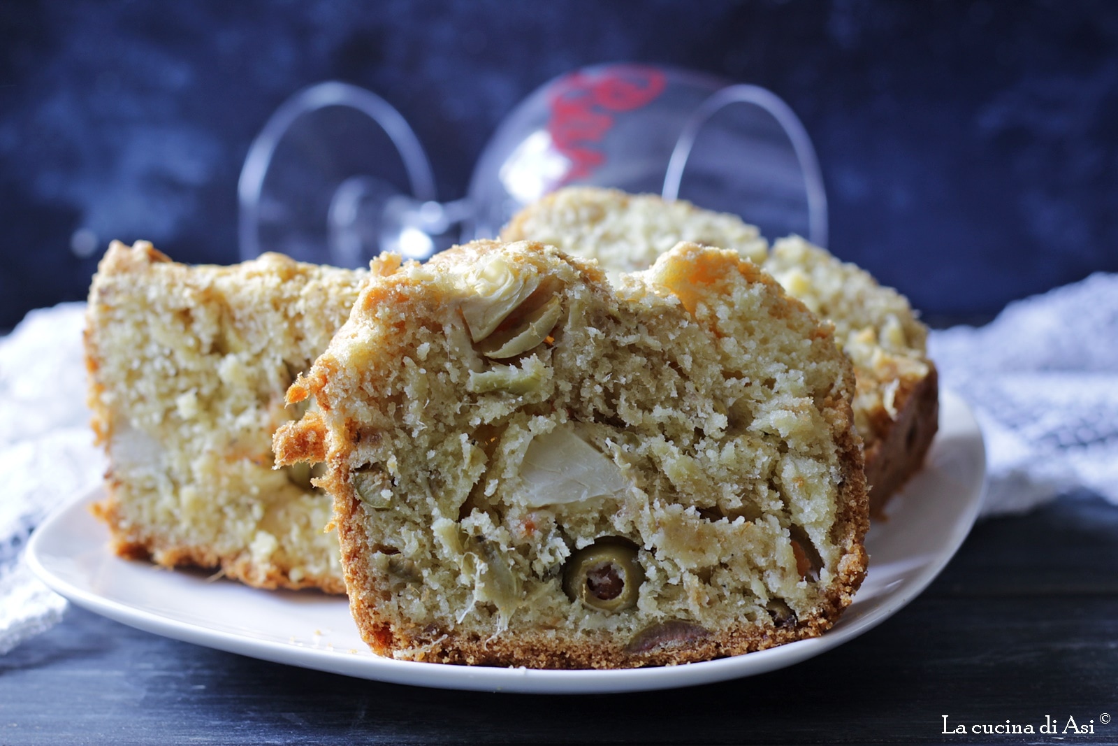 Cake salé au thon, olives et artichauts