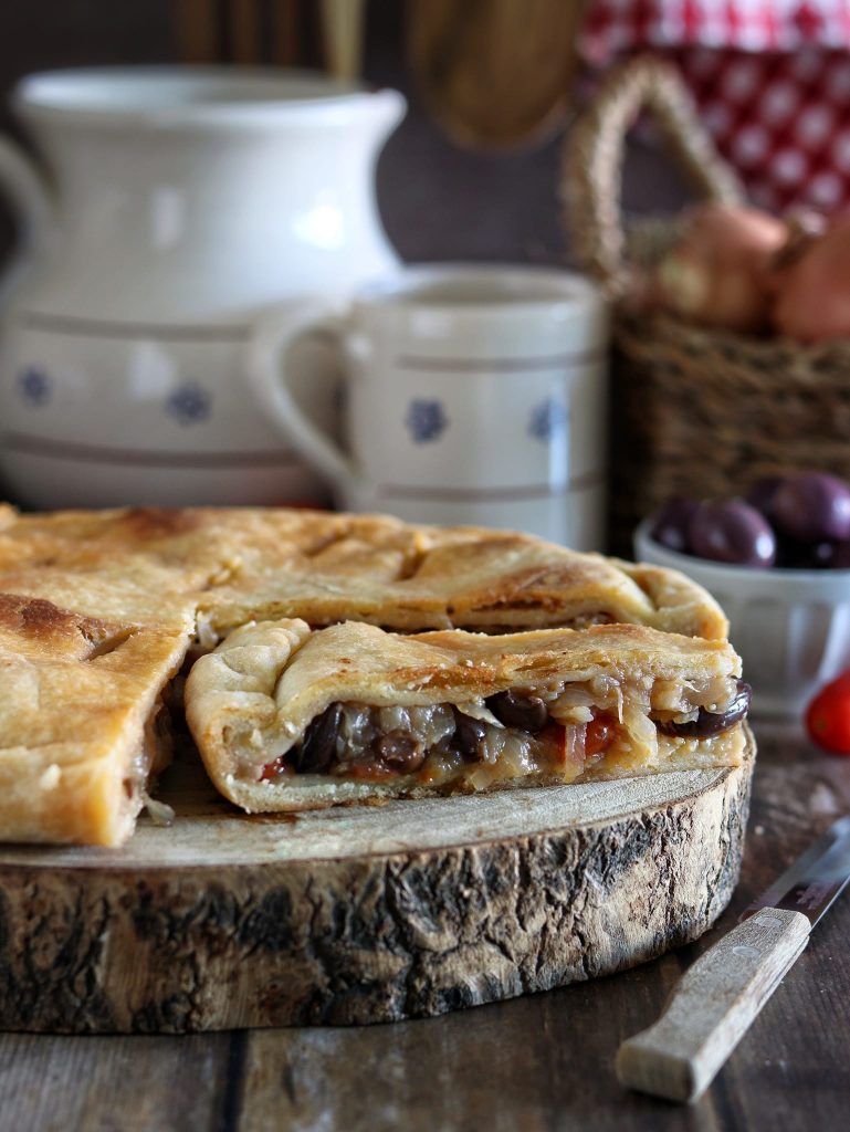 Calzone des Pouilles avec oignons et olives