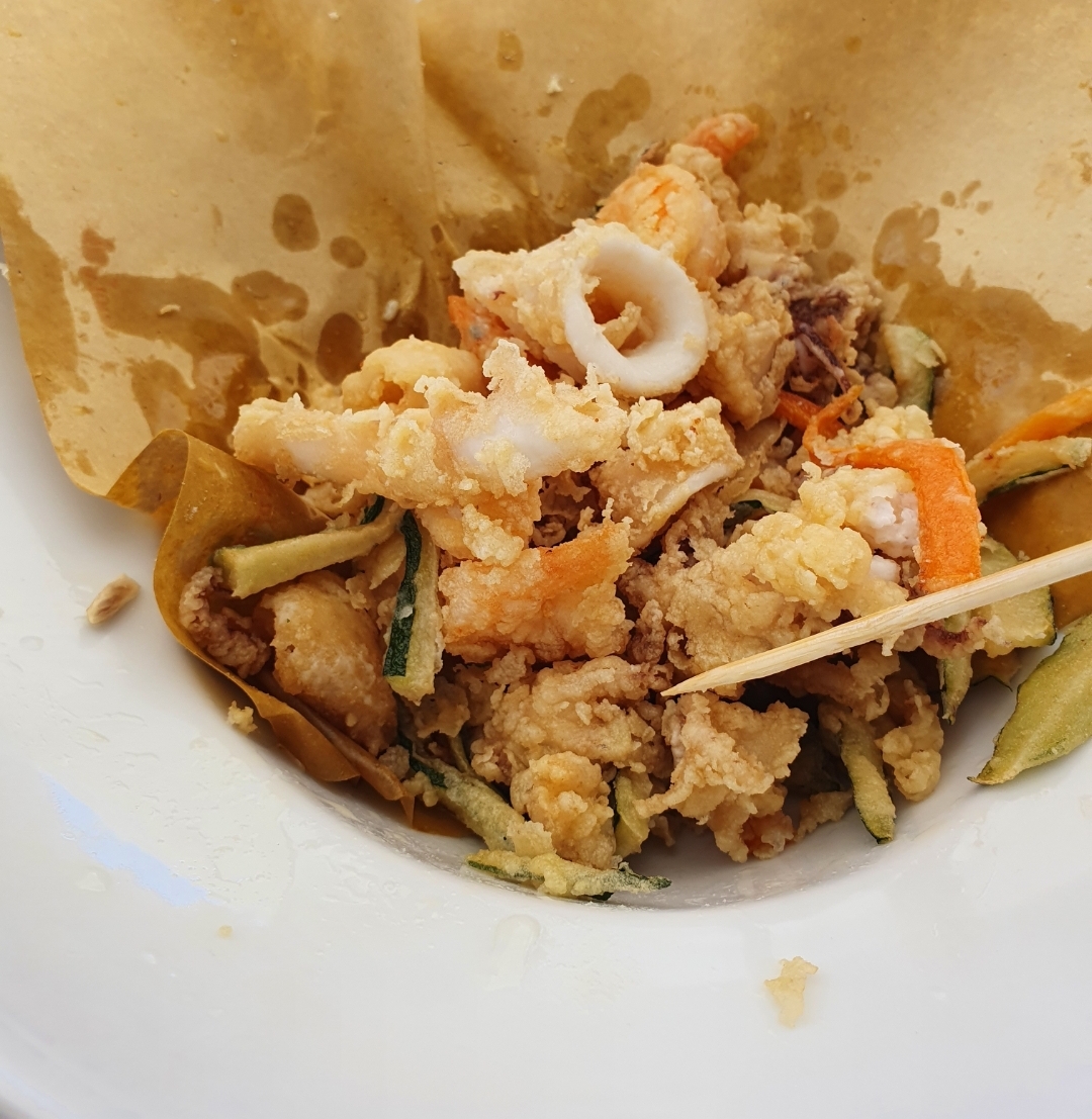 FRITURE DE POISSON AVEC COURGETTES ET CAROTTES