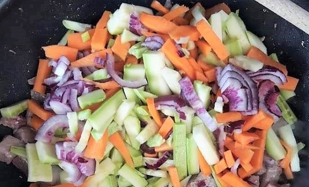 Salade de poulet aux légumes aigre-doux