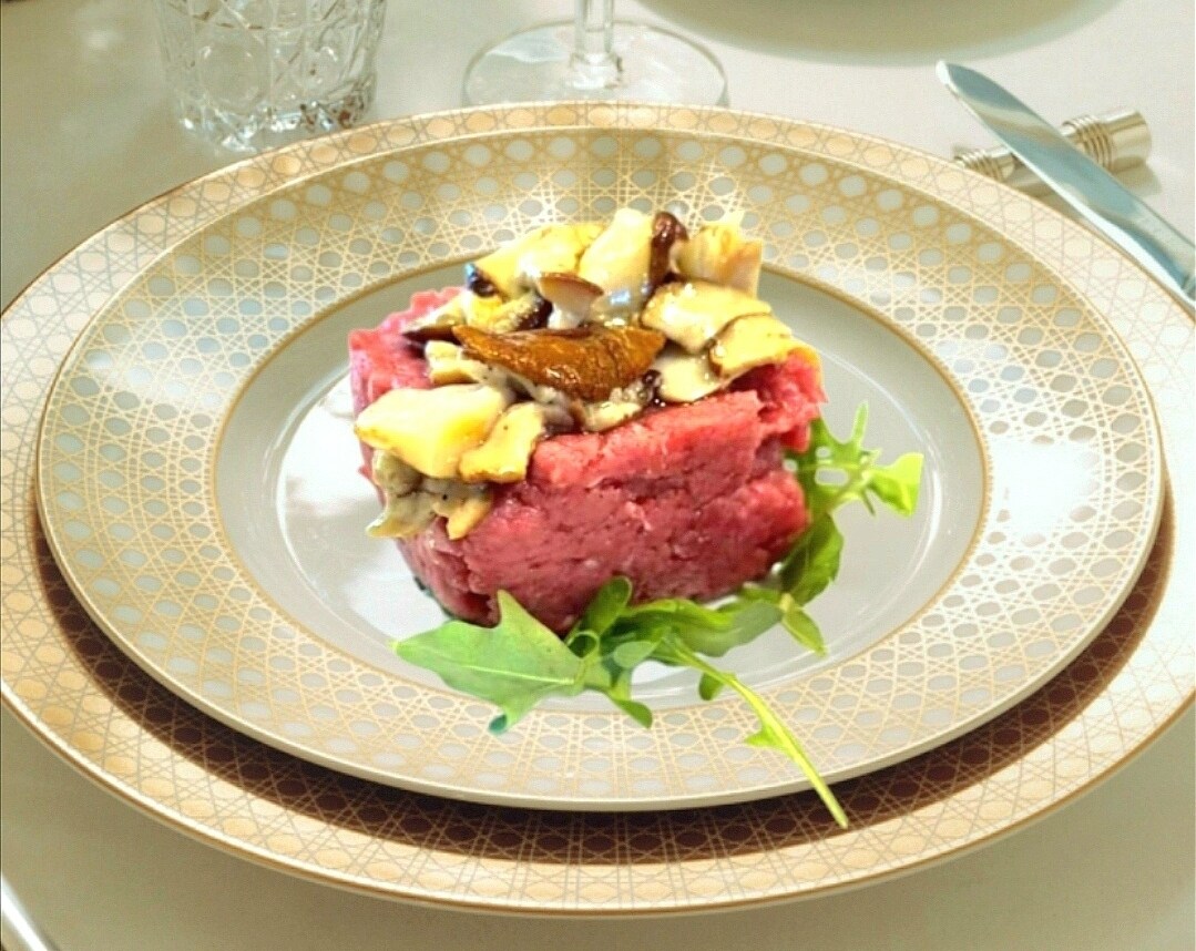 Le tartare de bœuf avec tomates cerises confites