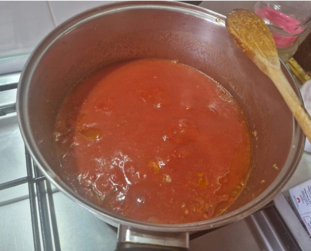 Les cannellonis farcis de saucisse avec ragù et béchamel