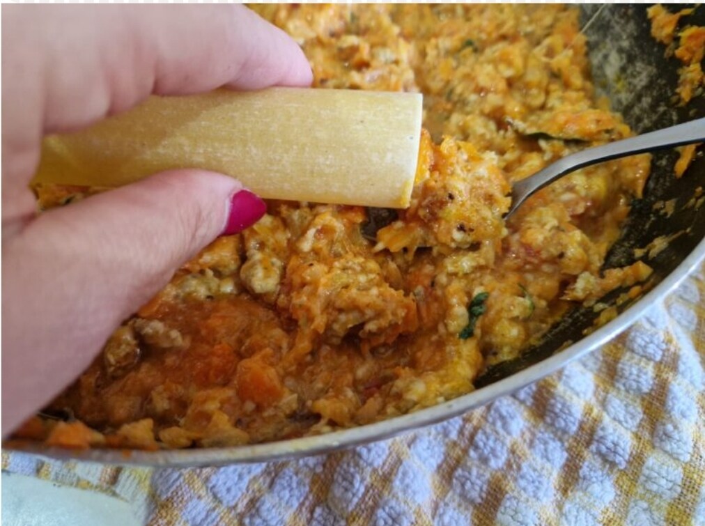 Les cannellonis farcis de saucisse avec ragù et béchamel