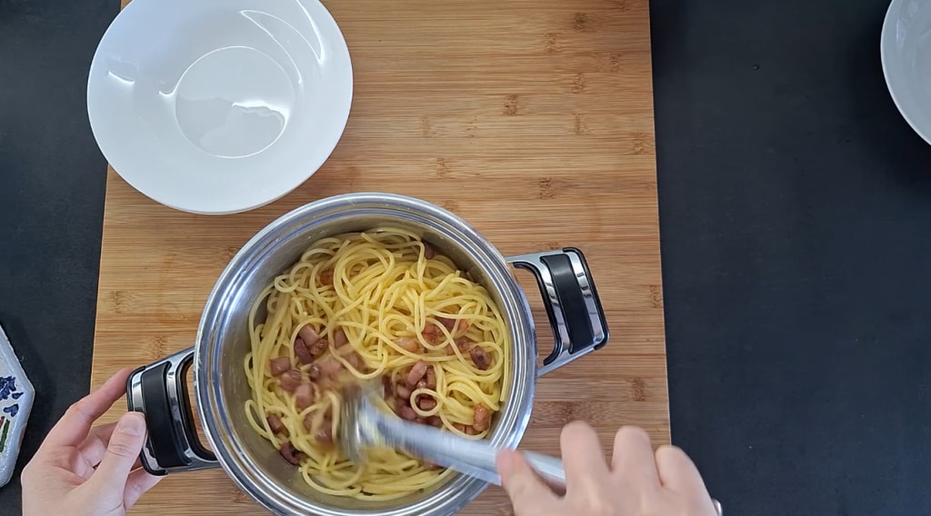 Carbonara mélangée dans une casserole