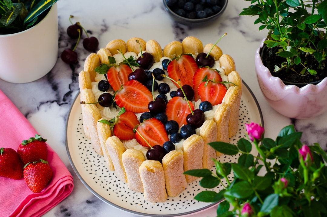 Charlotte aux fraises et myrtilles